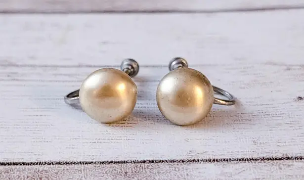 Vintage Screw Back Earrings Pearlescent Beige 3/8"