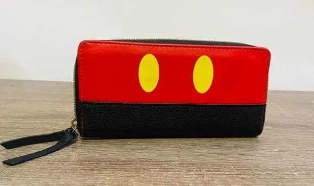 Danielle Nicole Dani by Disney Mickey Mouse wallet