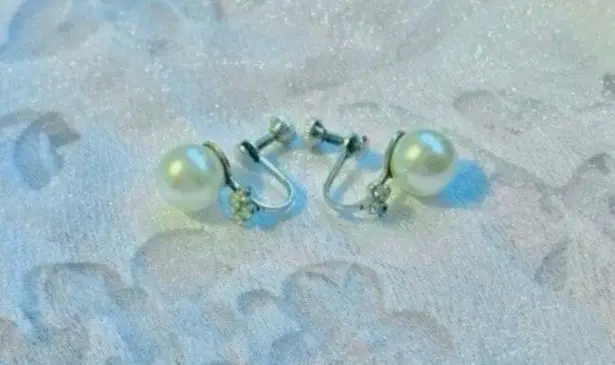 Pearl Bauble Screwback Earring Vintage “Selene” White Classic Elegant Simple Minimalist