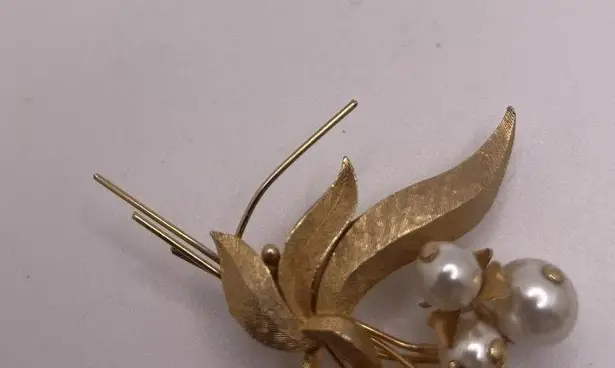 Roma Signed Brooch Pin Gold Tone Faux Pearl
