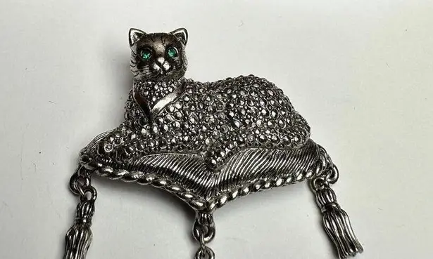 Avon Kitty Cat On Tasseled Pillow Charms Brooch Pin Green Rhinestone Silver