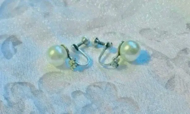 Pearl Bauble Screwback Earring Vintage “Selene” White Classic Elegant Simple Minimalist
