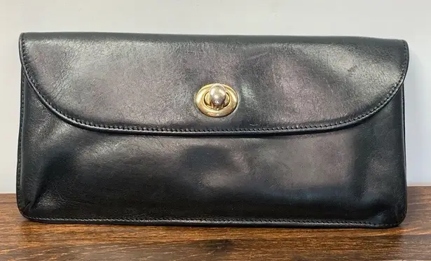 Hobo Women's Solid Twist Lock Closure Leather Wallet Clutch Black - Image 1