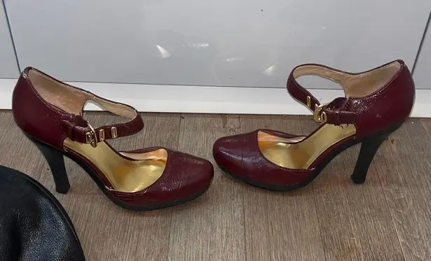 Burgundy and black high heels with a 3.5 inch heel 6.5 Red
