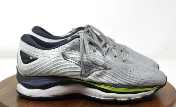 Mizuno Sneakers Womens 9 Wave Sky 6 Running Ultimate Gray Purple 411371 - Image 1