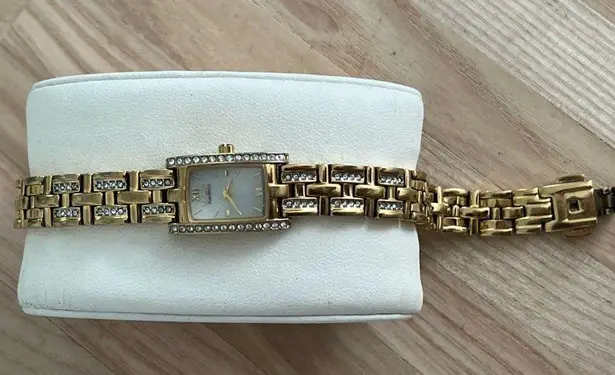 Citizen Eco-Drive Ladies Watch Crystals Pearl Dial Gold Tone Bracelet Solar