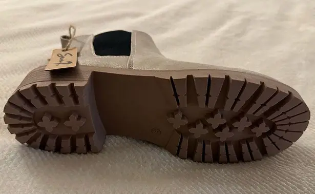 Seven7 NWT Billie Chelsea Boot Gold Women’s Sz 9