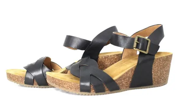 NWOB Comfortiva Erena Wedge Sandal Size 9.5 Black