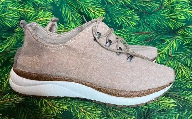 OTBT Courier Platform Sneaker, beige, NWOT, size 9.5