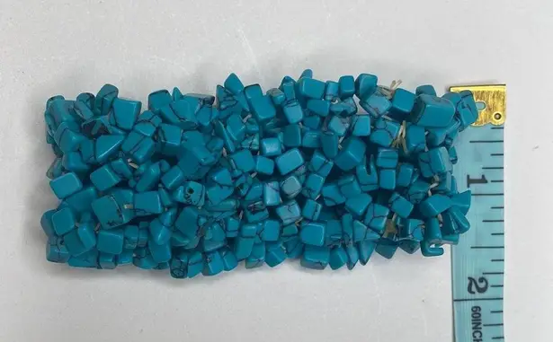 Women’s Turquoise Colored Chip/Stones Stretch Cuff Bracelet EUC OS