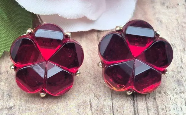 None Beautiful Vintage Gold Tone Red Flower Screw Back Clip On Earrings