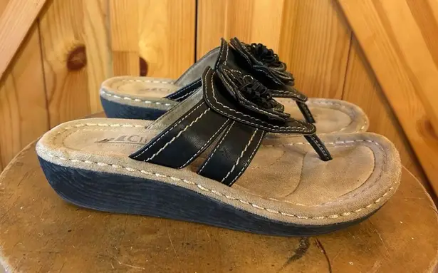 Cliffs By White Mountain "Carnation" Floral Detail Sz 6M Black Tan Stitching