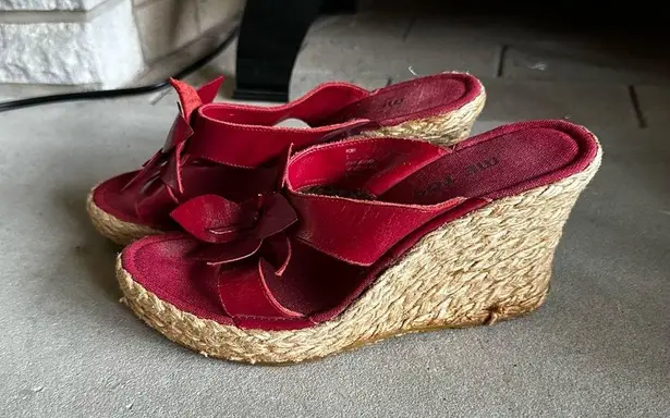 Me Too red flower wedge sandal size 7