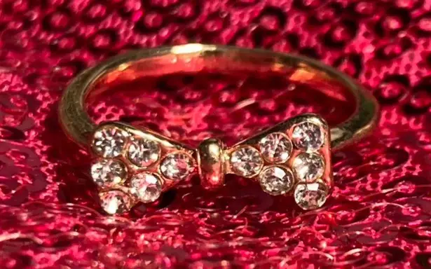 Boutique Gold Ring Womens Size 7 Rhinestone Crystal Encrusted Hair Bow Bling Jewelry Y2K
