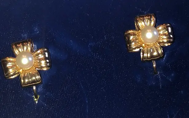 Crystaline Brand Vintage Gold Tone Flower Faux Pearl Retro Clip On Earrings