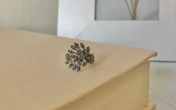 Boutique Dark Silver Floral Marcasite Ring “Ligeia” Leaves Flower Black Gray Metallic Jewelry