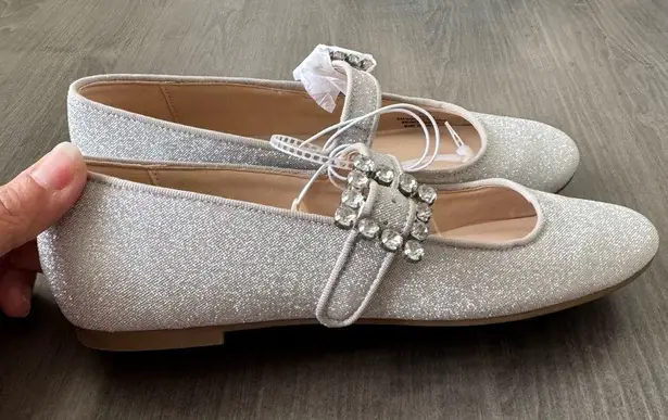 Unisa Embellished Buckle Mary Jane metallic silver Flats size 5.5 NWT $60