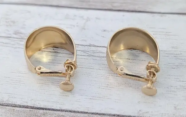 Vintage Napier Clip On Earrings Chunky Retro Gold Tone Hoops 7/8"