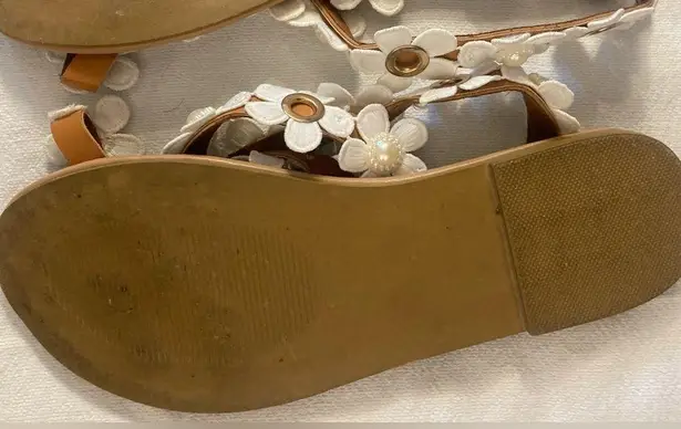 New Women’s White Sunflower Sandals, Size 8 Silver