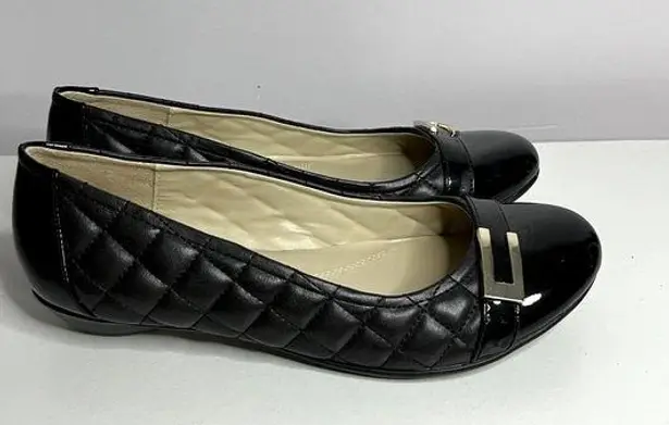 Naturalizer Black Flats sz 8.5-quilted sides and patent leather toe with buckle.