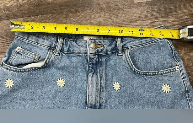 Harper Heritage Daisy Embroidered Denim Shorts Size 29