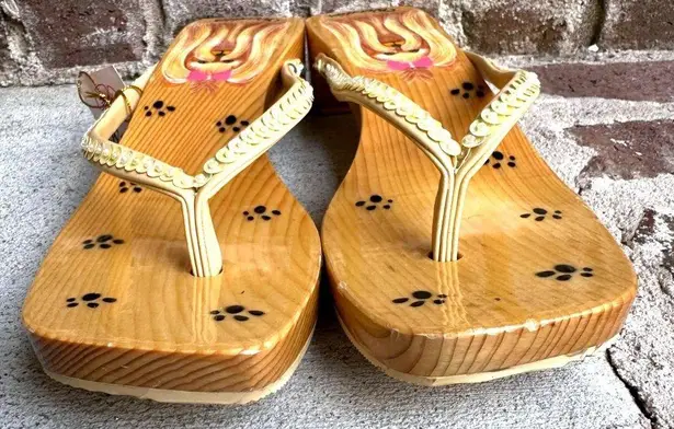 Woodies Yorkie Sandals Size 6 Heels Paw Print Throngs Long Hair Dog Pet READ Tan