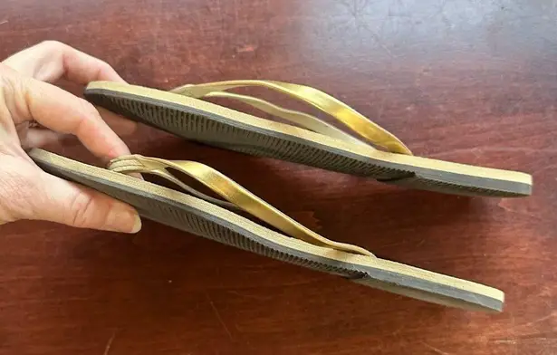 Havaianas Metallic Gold and tan Flip FLops Thongs Flats Size 9/10W