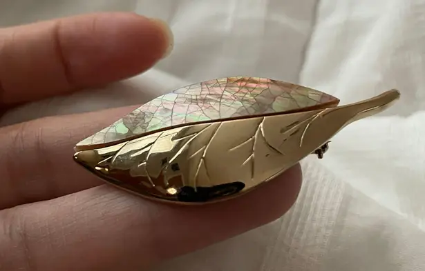 Vintage Leaf 🍁Leave🍃Mother Pearl Stamped LC Concha🐚nácar Pin Brooch