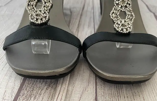 Bandolino women 8.5 open toe wedge sandals w/back strap closure black & silver
