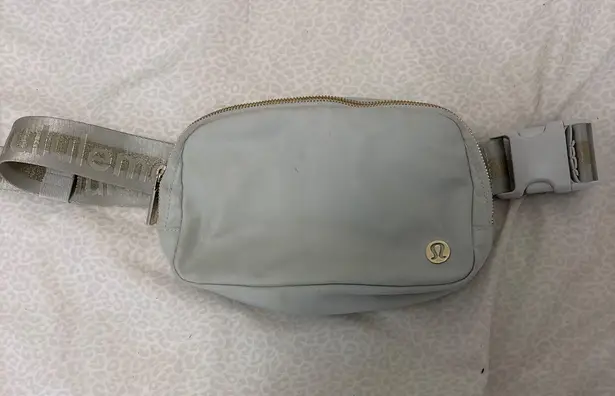 Lululemon  Belt Bag Everywhere 1L Blue Powder gold - Image 1