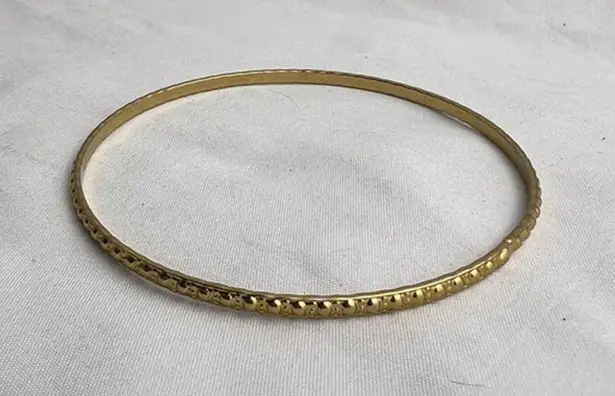 Vintage gold toned circular patterned thin bracelet
