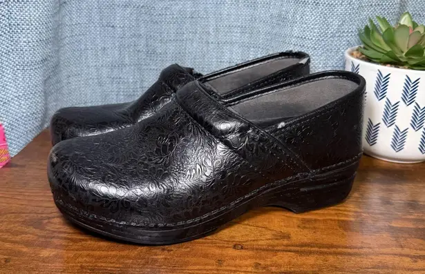 Dansko XP Black Leather Tooled Floral Embossed Clogs Comfort EU 38 US 7.5 Nurses