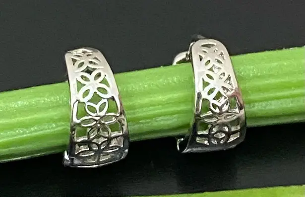 925 Signed Sterling Silver Flower Filigree Huggie Mini Hoop Earrings 3g.