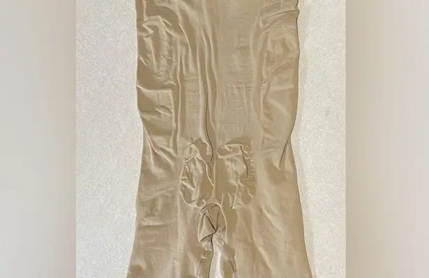 SKIMS Women's Plus Size Sculpting Mid-Thigh Short with Open Gusset Size 4X - Image 2