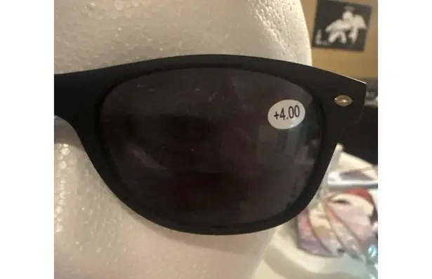 Yogo Vision Black Reading Sunglasses With +4.00 Magnification For Adults Unisex - Image 3