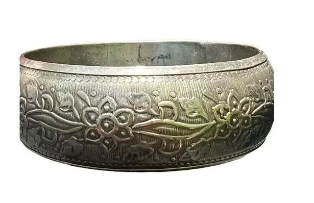 7 Piece Silver Tone Jewelry Lot Happy Bee Necklace Audrey Alligator Ring Bracele