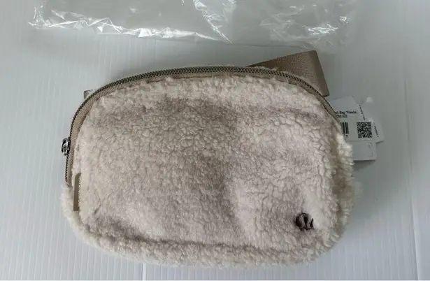 Lululemon  NWT Everywhere Belt Bag Fleece Natural Ivory Trench, OS