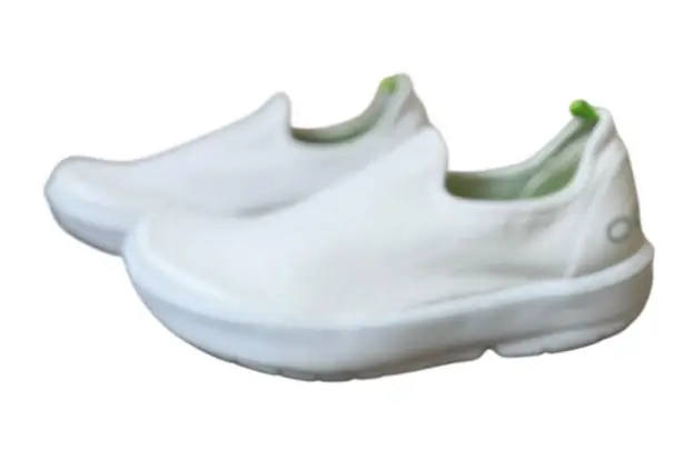 Oofos Oomg eeZee Low Women's Size 8 Comfort Slip On Shoes White Casual Basic