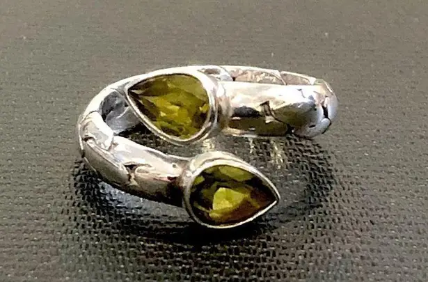 Sterling Silver Faceted Peridot Pebble Pattern Vintage Bypass Ring Sz 7