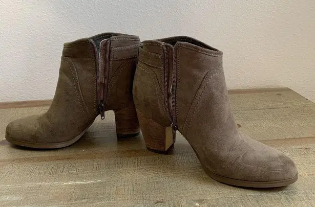 Crown Vintage light green brown ankle boots with 3 inch heel sz 7.5