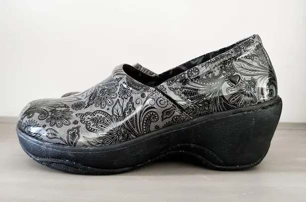 Nurse Mates  Women's Bryar Black Gray Paisley Patent sz 8.5