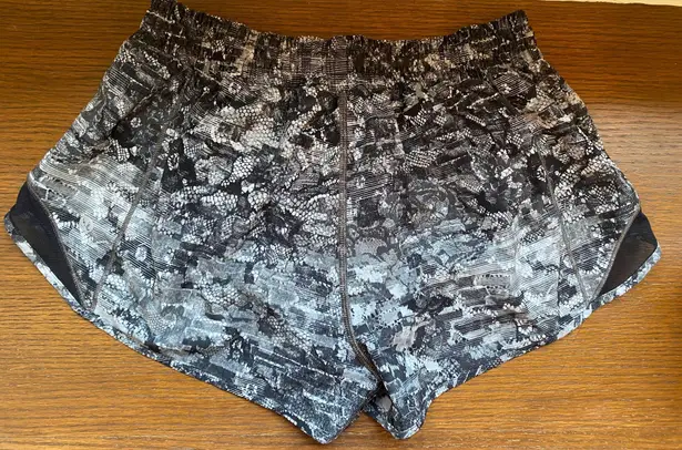 Lululemon Hottie Hot Shorts 2.5” Size 8, Black Lace Pattern