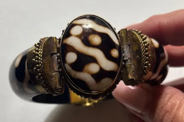 BROWN AND CREME COLORED BRACELET. WITH BRASS LIKE HARDWARE PIN CLOSURE VINTAGE