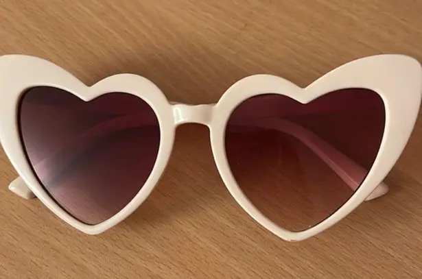 NWT Heart Shape White Sunglassed