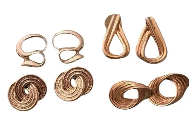 4āpair of gold coloredāearrings Swirly & sophisticatedāEVC