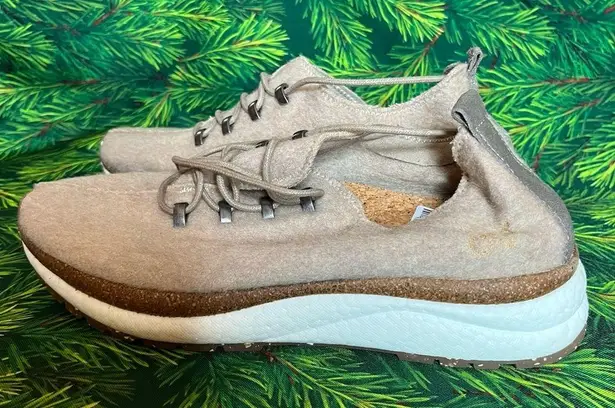 OTBT Courier Platform Sneaker, beige, NWOT, size 9.5