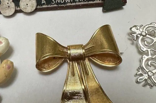 Christmas Holiday Brooch Pins Lot Of 17 For Crafts Projects Or Repair