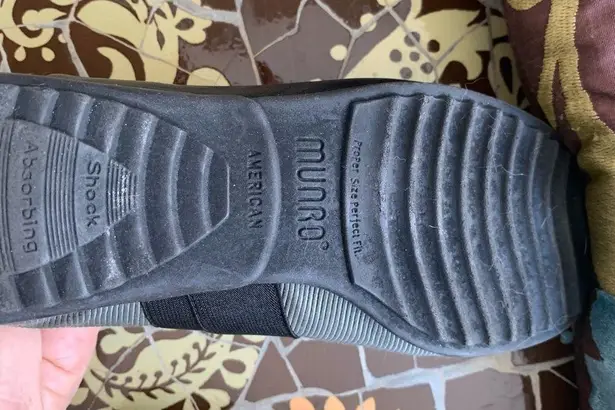 Munro Black & Grey Strap Walking Shoes Sz. 6.5