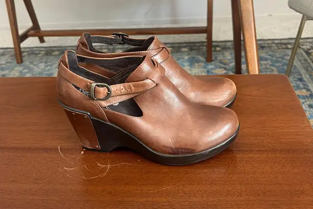 Dansko Franka chocolate brown leather buckle ankle bootie wedges 38