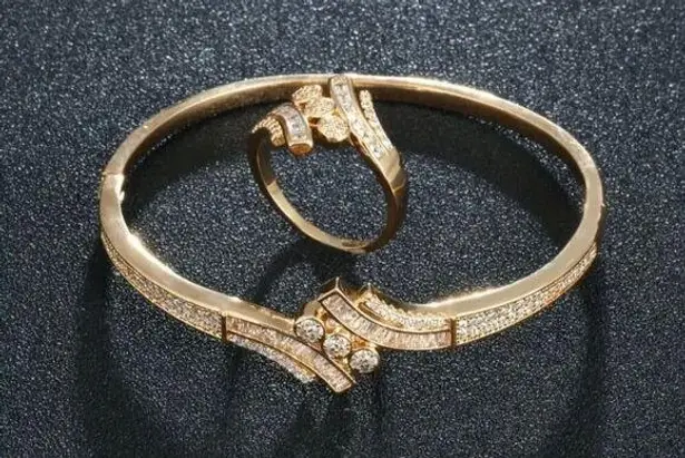 Elegant 18k Gold
